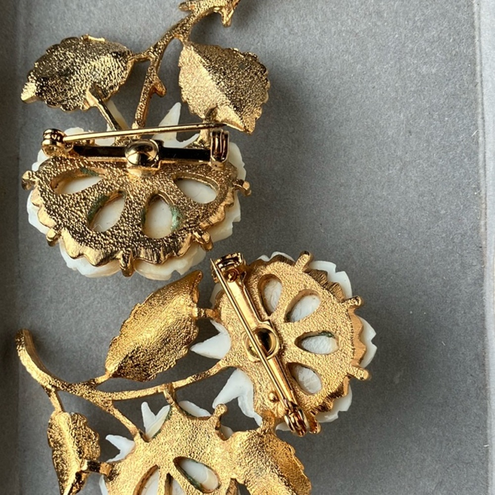 Elegant White Rose Brooches with Gold Accents - Picture 5 of 5